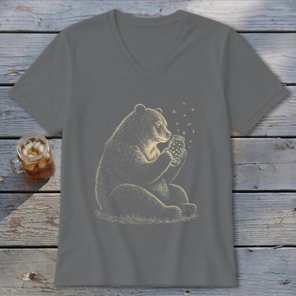 Bear holding a jar with fireflies, on a gray t-shirt.