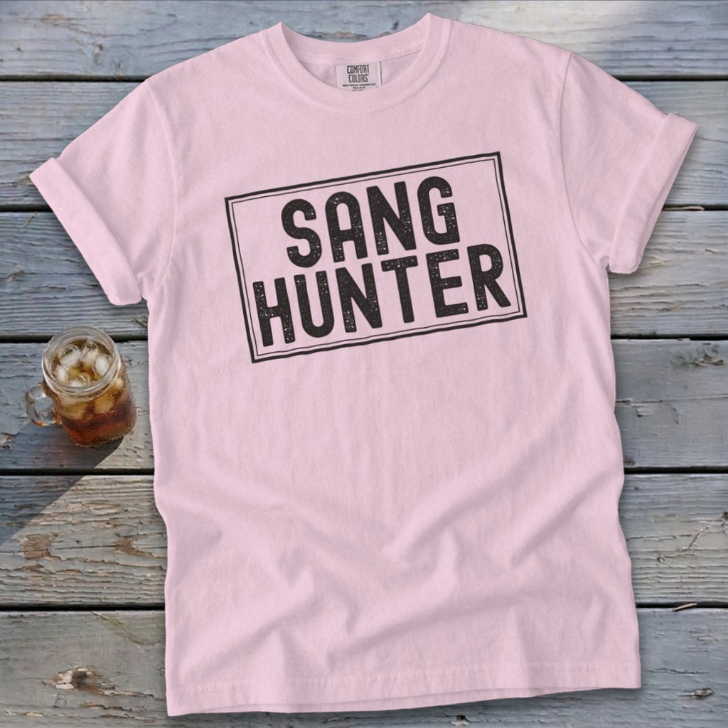 Pink t-shirt with black text reading "SANG HUNTER" in a rectangle.